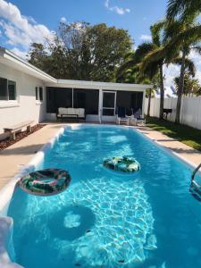 uma piscina com duas cadeiras insufláveis em Drift House - 4Bed 3Bath Private Pool House em Cape Canaveral