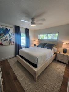 um quarto com uma cama grande e uma janela em Drift House - 4Bed 3Bath Private Pool House em Cape Canaveral