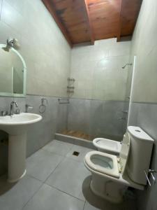 łazienka z toaletą i umywalką w obiekcie ALQUILER X DIA Merlina w mieście Catriel