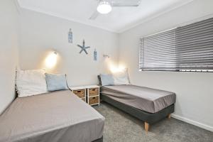 Postel nebo postele na pokoji v ubytování Coastal Chic Apartment - Mooloolaba and Alex + 29 fotografií