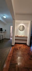 um quarto vazio com uma parede branca e pisos em madeira em Departamento en el centro de Mendoza em Mendoza