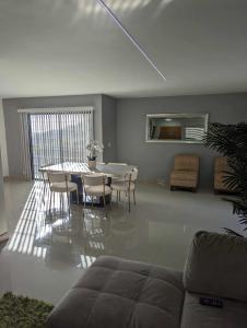 Popotla的住宿－Punta azul 2，客厅配有桌椅