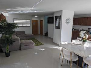 Popotla的住宿－Punta azul 2，厨房以及带沙发和桌子的客厅。
