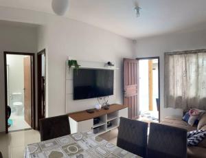 TV a/nebo společenská místnost v ubytování Casa com piscina ACONCHEGO no balneário de Shangri-lá