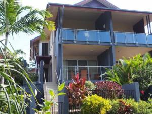 米申海滩Beachfront Apartment 1 Beachfront Haven - 2 bed的带阳台和一些植物的房子