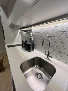 Kitchen o kitchenette sa Voyager Haus Apartments, EV Charging Stations, London Heathrow Airport, LHR, Terminal 4, RE-Energise & GO