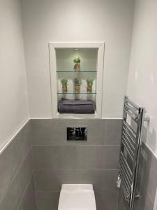 Bathroom sa Voyager Haus Apartments, EV Charging Stations, London Heathrow Airport, LHR, Terminal 4, RE-Energise & GO
