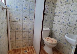 Baño pequeño con aseo y lavamanos en Hostal Golden Quinua en Uyuni