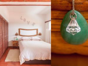1 dormitorio con cama y lámpara colgante en The Shelter, en Malveira da Serra