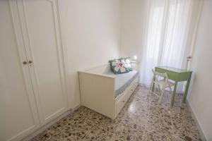 1 dormitorio con 1 cama, 1 mesa y 1 silla en Green Rose Appartamento nel cuore di Roma, en Roma