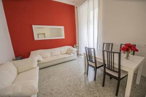 sala de estar con sofá blanco y mesa en Green Rose Appartamento nel cuore di Roma, en Roma