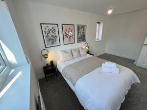 1 dormitorio con 1 cama grande y 2 sábanas blancas en Luxury Newly Renovated House, en Reading