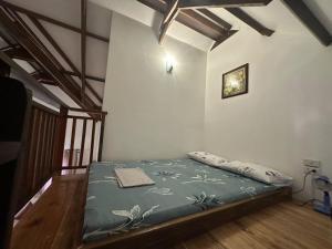 ゼネラル・ルナにあるIsola del Sole Villas and Resortのウッドフロアのベッドルーム1室(ベッド1台付) +37枚の写真