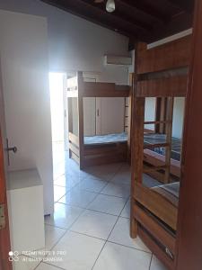 سرير بطابقين أو أسرّة بطابقين في غرفة في Recanto nova Canaã