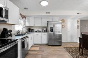 Kuchyňa alebo kuchynka v ubytovaní Charming & Cozy Retreat: Your Perfect RVA Getaway