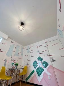 a dining room with a wall with colorful arrows at Suites Havre in Mexico City