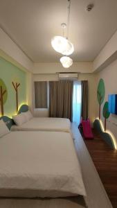 1 dormitorio con 1 cama grande en una habitación en Mi Hai B&B, en Magong
