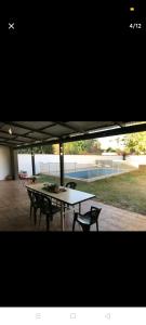 einen Picknicktisch und Stühle unter einem Zelt in der Unterkunft Excelente casa, Ideal para Familia Fines de Semana in Cordoba