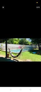 eine Hängematte im Garten neben einem Pool in der Unterkunft Excelente casa, Ideal para Familia Fines de Semana in Cordoba