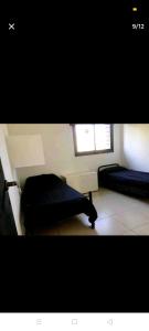 Zimmer mit 2 Betten und 2 Fenstern in der Unterkunft Excelente casa, Ideal para Familia Fines de Semana in Cordoba