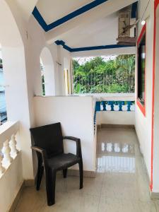 une chaise dans le couloir d'une maison dans l'établissement Small Daddy Baga Beach, à Baga