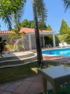 a house with a swimming pool and a table at Apto Valle Suites, La Mejor Zona in Valledupar