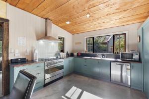 Dapur atau dapur kecil di Maytime Cottage - Arrowtown Holiday Home +16 gambar