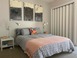 een slaapkamer met een bed en een groot raam bij Modernstylish Nopa Penthouseremote Work Friendly in San Francisco