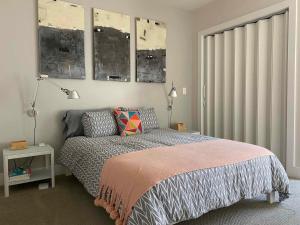 Ένα ή περισσότερα κρεβάτια σε δωμάτιο στο Stylish Nopa Penthouse, Remote Work Friendly