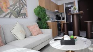 uma sala de estar com um sofá e uma mesa em Executive 1BR apartment em Abu Dhabi