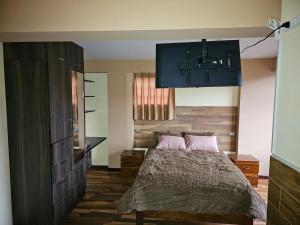 um quarto com uma cama com almofadas cor-de-rosa em Luxury apartment em Cusco