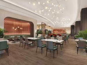 un restaurante con mesas, sillas y un piano en Citadines Connect East Chengdu, en Xinsanchaba