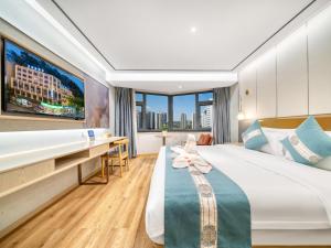 um quarto de hotel com uma cama e uma secretária em Waiting Hotel - Jiande Xin'an River Riverside em Jiande