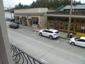 a street with cars parked in front of a building at Hotel Planter in La Conner