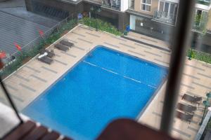 een raam met uitzicht op een zwembad bij HaLong Luxury Apartment Chuỗi Căn hộ 2 3 4 Phòng Ngủ in Ha Long