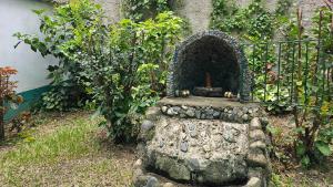 - un jardin avec une arche en pierre dans la cour dans l'établissement Casa Verde, à Quillabamba