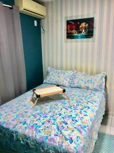 Un dormitorio con una cama con un banco. en Apartamento Imp 1 - Bosque 1, en Imperatriz