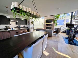 een keuken met een grote houten tafel en witte stoelen bij Entire Luxury Home I Sleeps 8 I 10min To Downtown in Denver