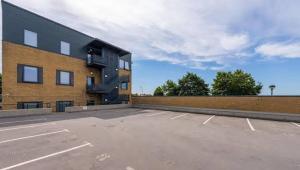 ein Parkplatz vor einem Gebäude in der Unterkunft Voyager Haus Apartments, EV Charging Stations, London Heathrow Airport, LHR, Terminal 4, RE-Energise & GO in New Bedfont