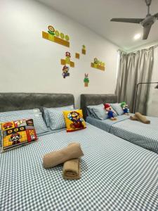 two twin beds in a room with at SuperMCozy@Setapak Central Mall 10Pax 3BR 2CarPark in Kuala Lumpur