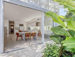 Η κουζίνα ή μικρή κουζίνα στο Luxury Mermaid Waters Holiday Home