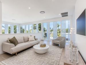 Χώρος καθιστικού στο Luxury Mermaid Waters Holiday Home