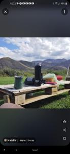 波特雷里約斯的住宿－Esencia Cabaña，野餐桌,上面有锅和杯子