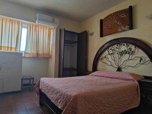 een slaapkamer met een groot bed in een kamer bij Hotel Regional San Marcos in Tuxtla Gutiérrez