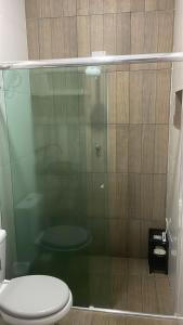 y baño con ducha de cristal y aseo. en Casa 2 Quartos Manaus, en Manaus