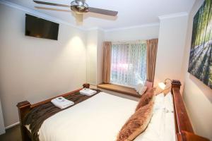una camera da letto con un letto e una finestra di Silver Birches Holiday Village - Unit 7 a Bright Altre 17 foto