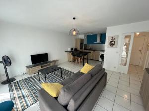 ein Wohnzimmer mit einem Sofa und einer Küche in der Unterkunft Appartement Bayonne, 2 pièces, 4 personnes - FR-1-239-969 in Bayonne