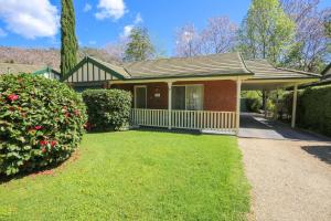 una casa in mattoni rossi con portico e cortile di Silver Birches Holiday Village - Unit 7 a Bright