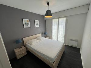 1 dormitorio con cama y ventana grande en Appartement Bayonne, 2 pièces, 4 personnes - FR-1-239-969, en Bayona