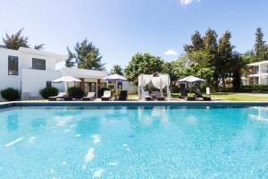 a large swimming pool in front of a building at BIỆT THỰ 3 PHÒNG NGỦ BÊN BỜ BIỂN in Ba Ria